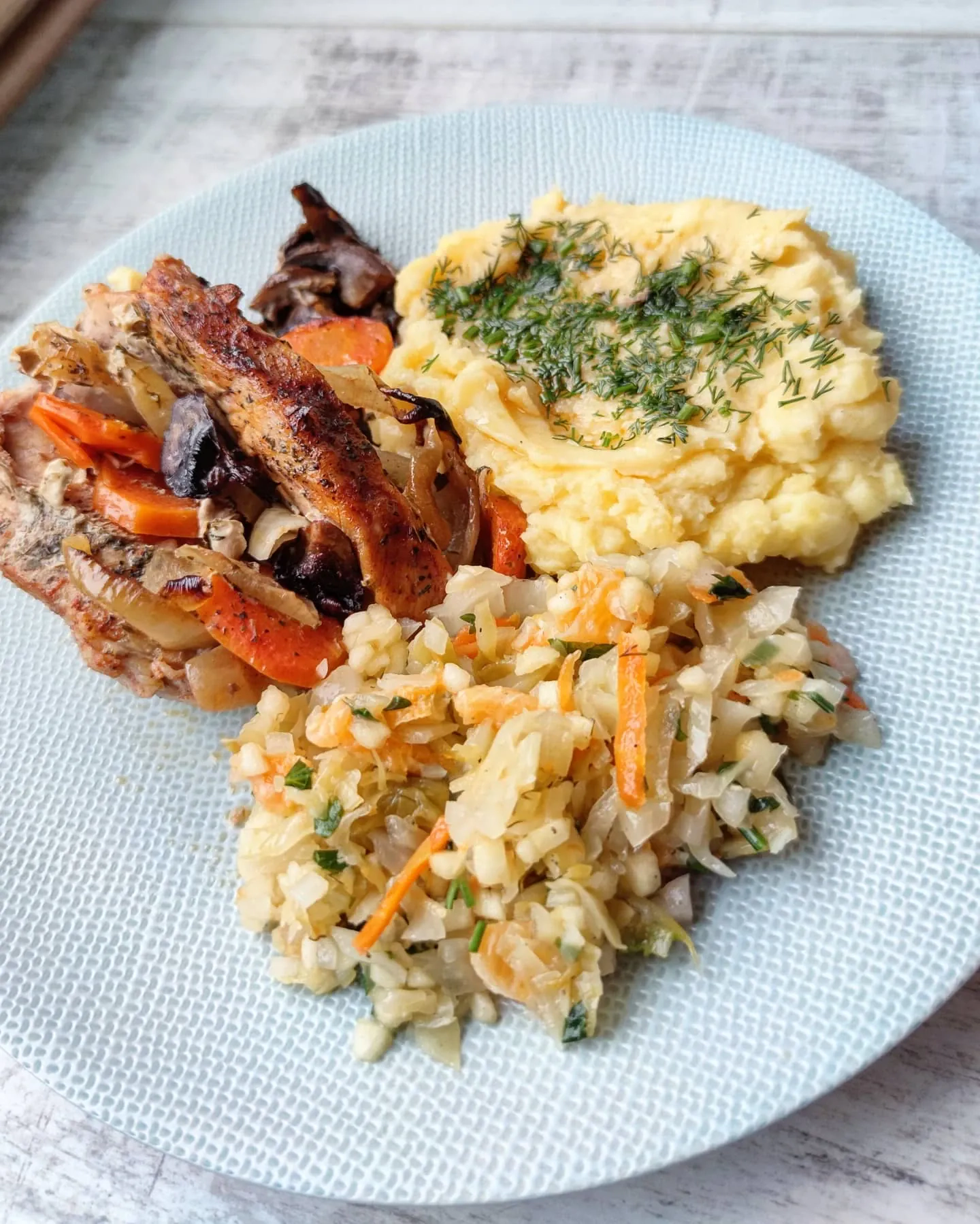 Szynka pieczona w plastrach z warzywami