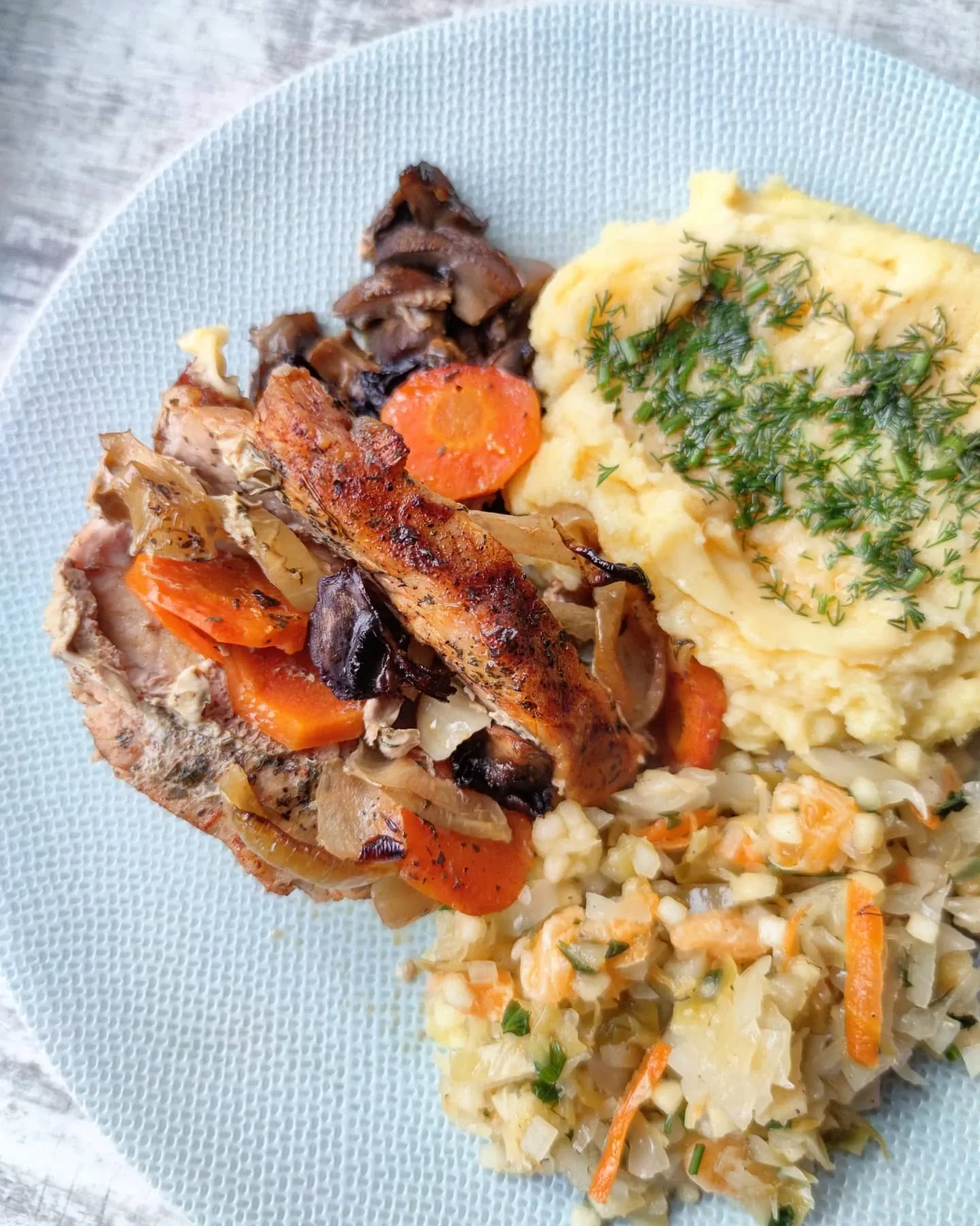 Szynka pieczona w plastrach z warzywami