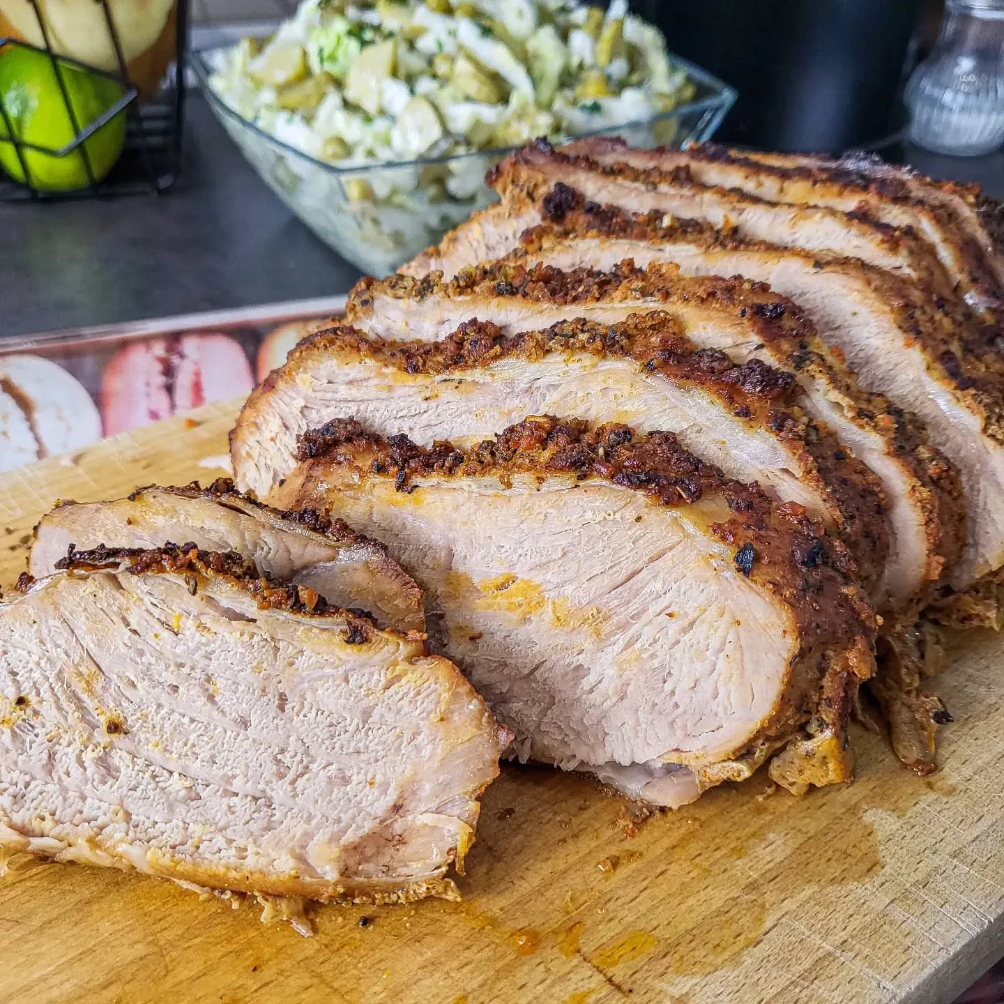 Szynka pieczona w plastrach w naczyniu