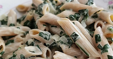 Makaron penne z gorgonzolą i szpinakiem w kremowym sosie