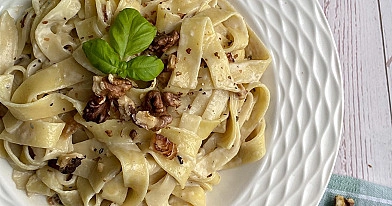 Makaron tagliatelle z gorgonzolą i orzechami włoskimi