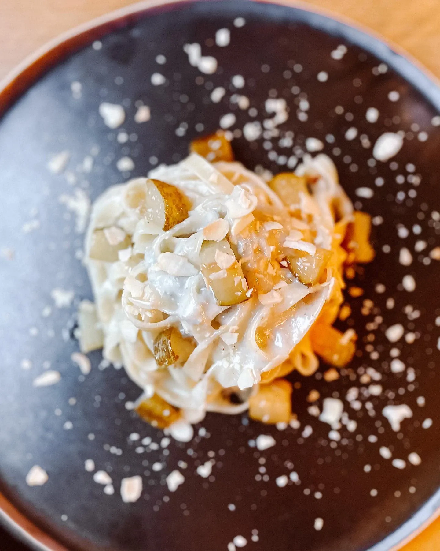 Makaron z gorgonzolą i kurczakiem i suszonymi pomidorami