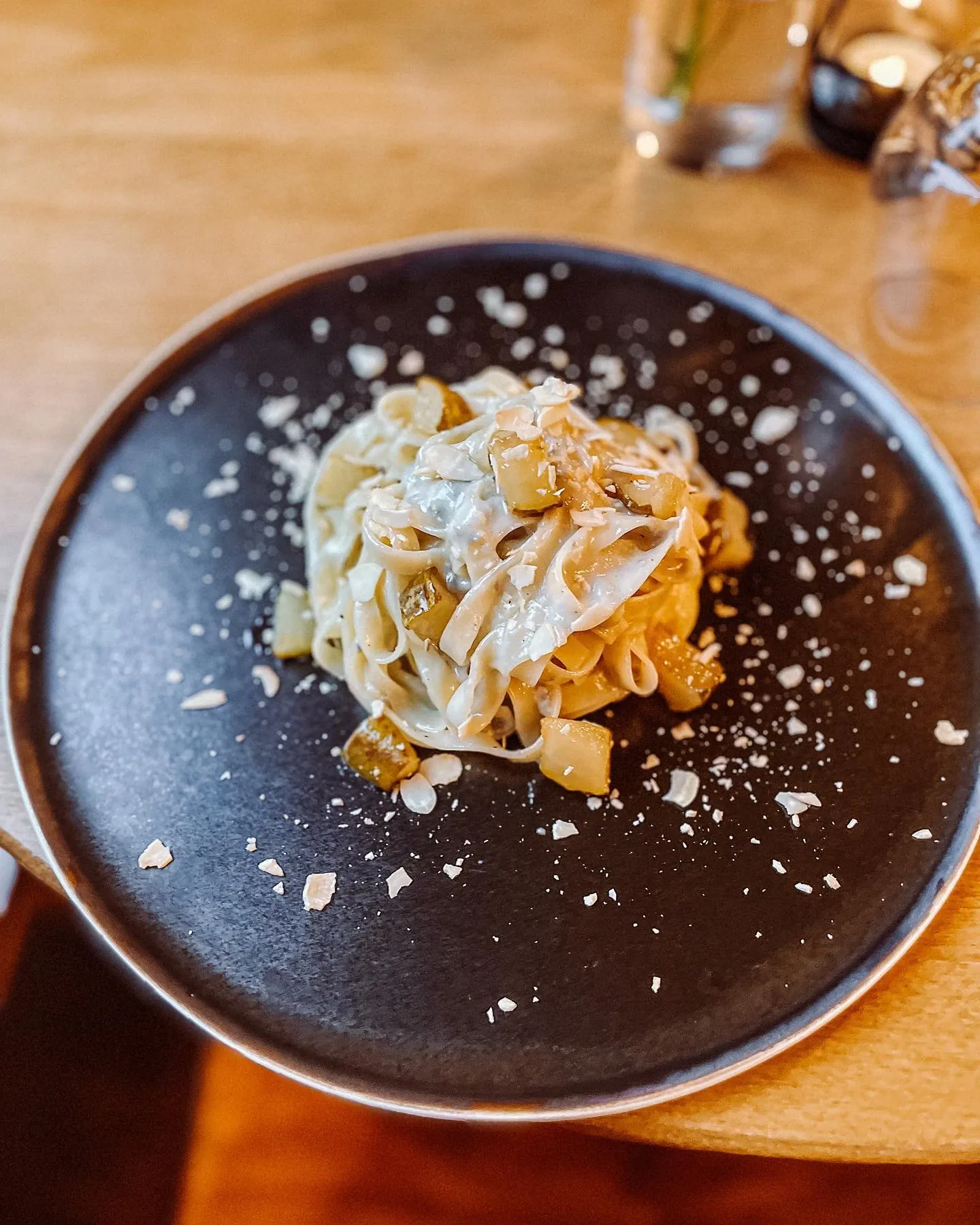 Makaron z gorgonzolą i kurczakiem i suszonymi pomidorami