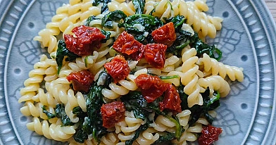 Makaron z gorgonzolą i suszonymi pomidorami