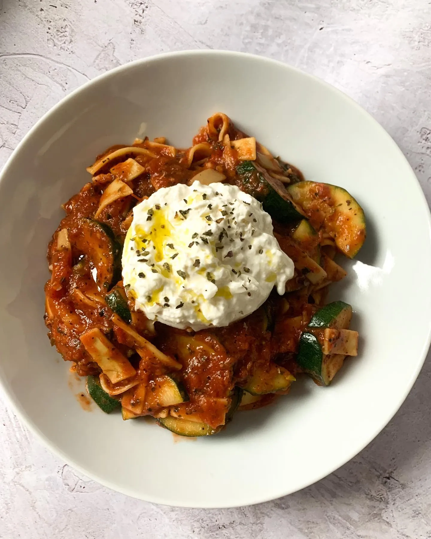 Makaron z ndują i burratą