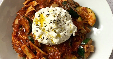 Makaron z ndują i burratą