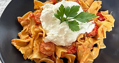 Makaron z burratą i pomidorami