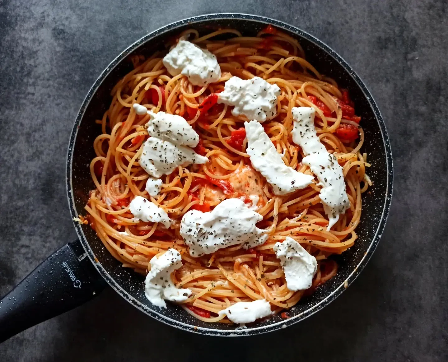 Makaron z burratą i kurczakiem