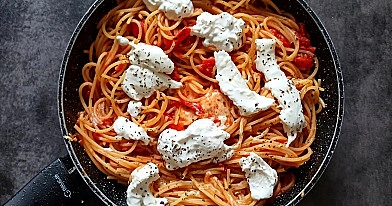 Makaron z burratą i kurczakiem