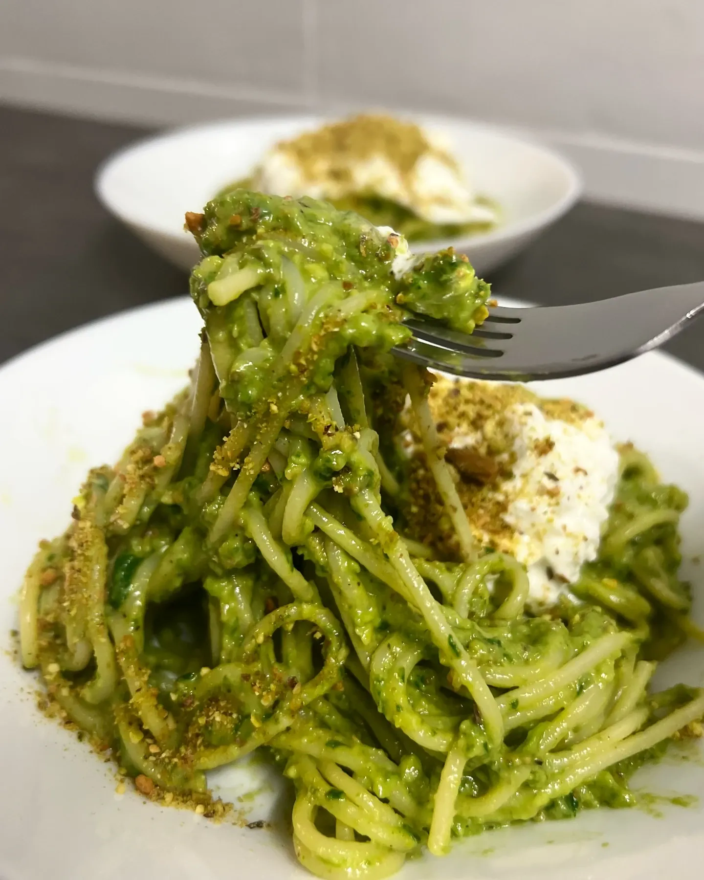 Makaron z burratą i pesto
