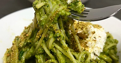 Makaron z burratą i pesto