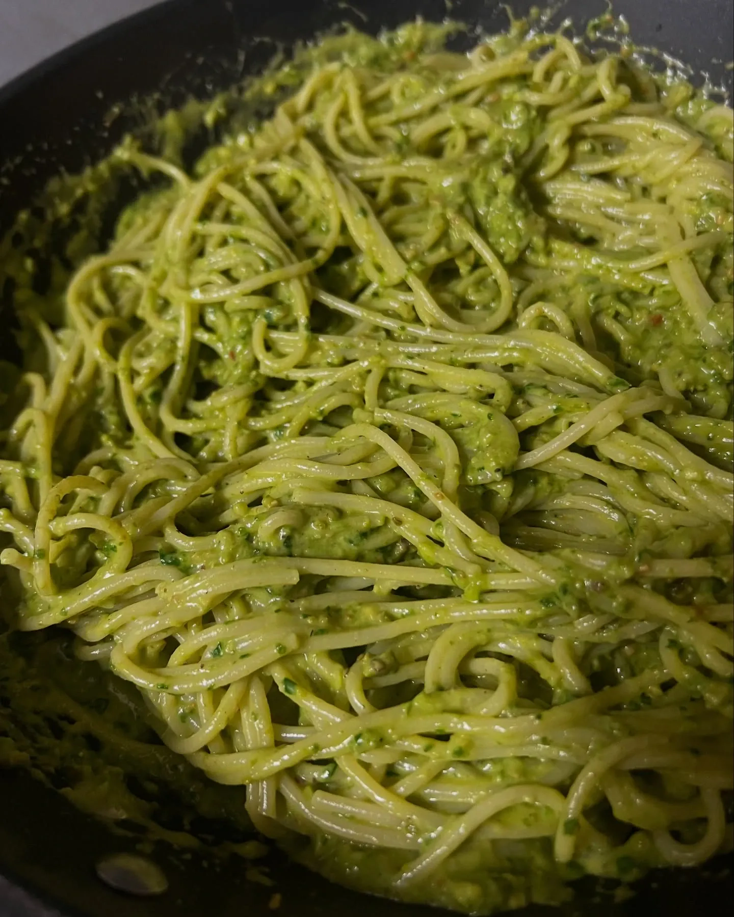 Makaron z burratą i pesto