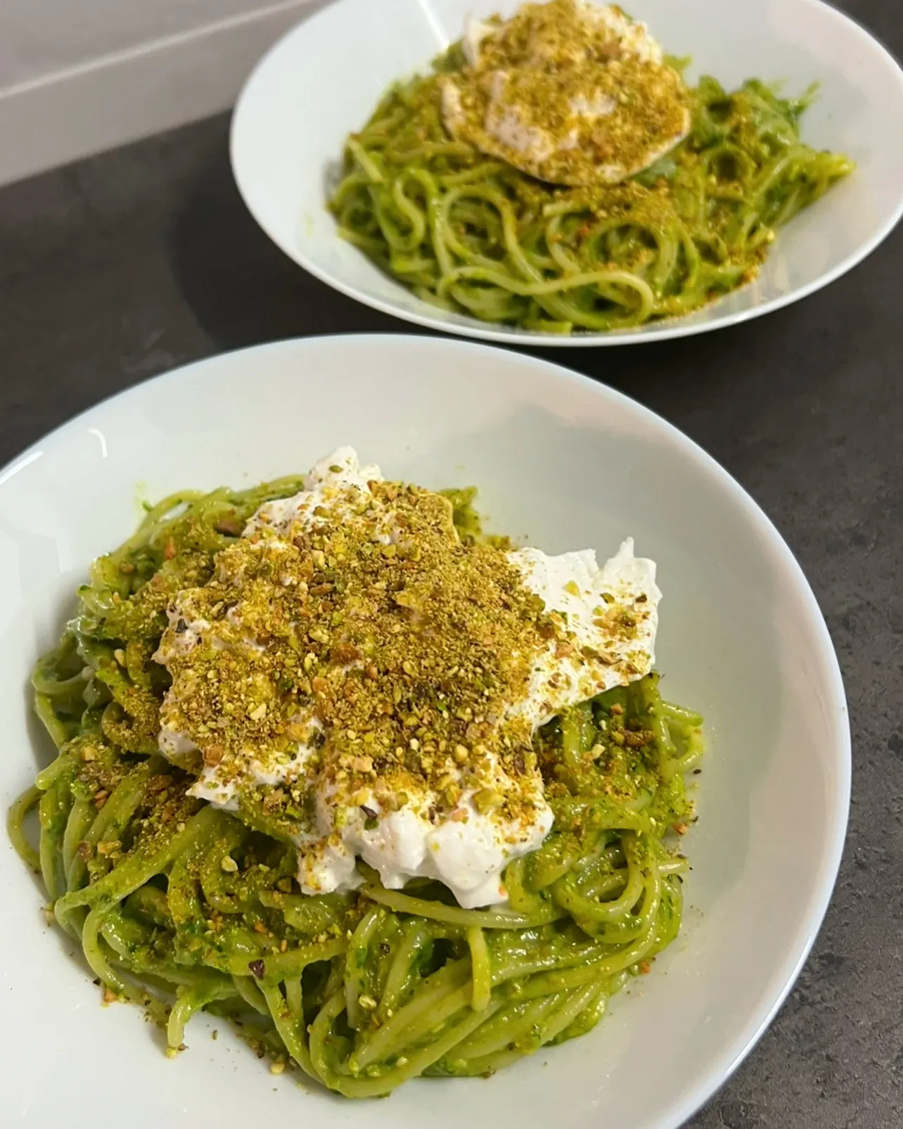 Makaron z burratą i pesto