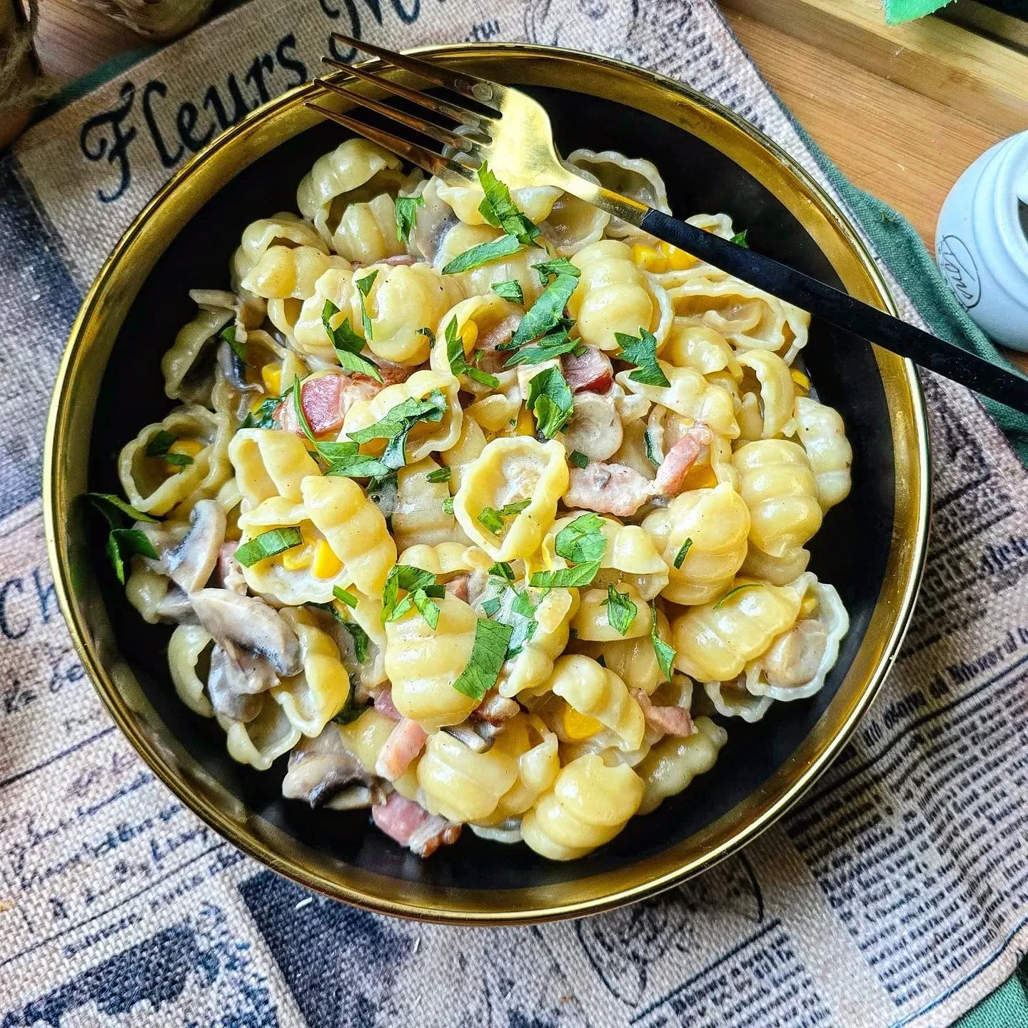 Makaron z burratą i boczkiem