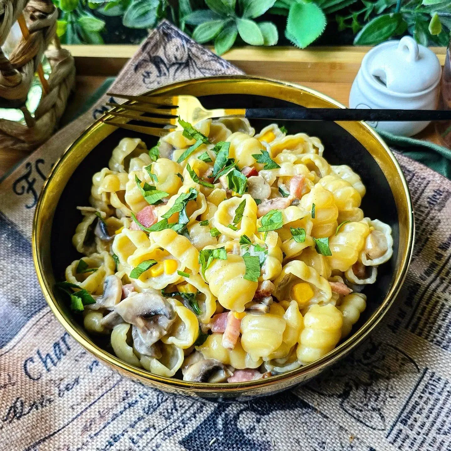 Makaron z burratą i boczkiem