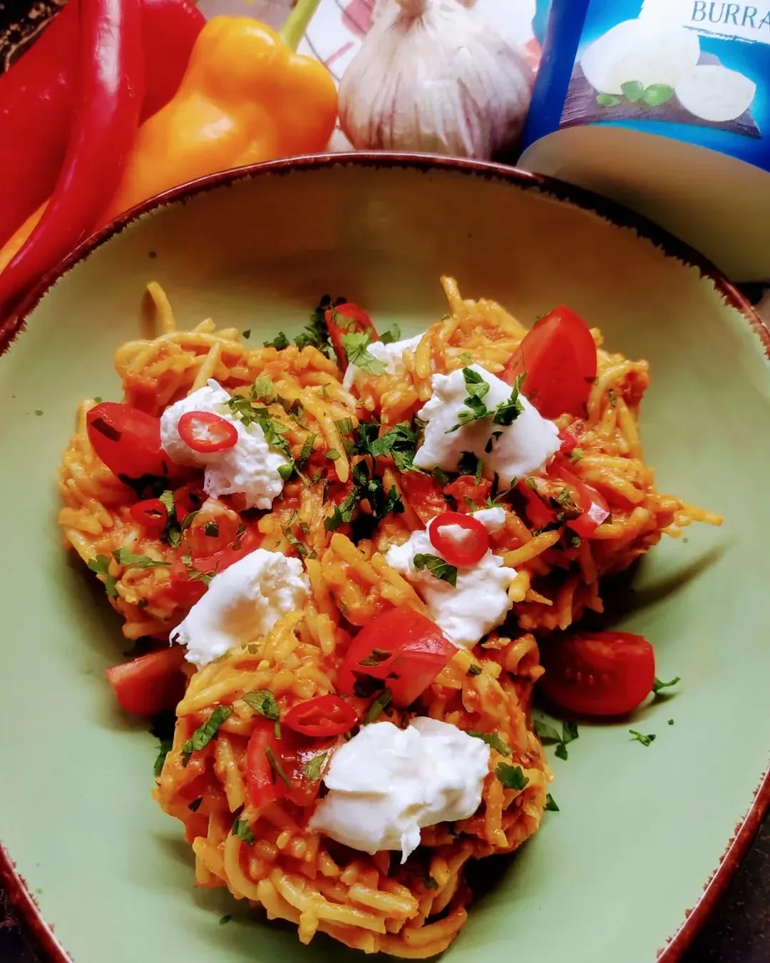 Makaron z burratą i pomidorkami koktajlowymi