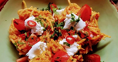 Makaron z burratą i pomidorkami koktajlowymi