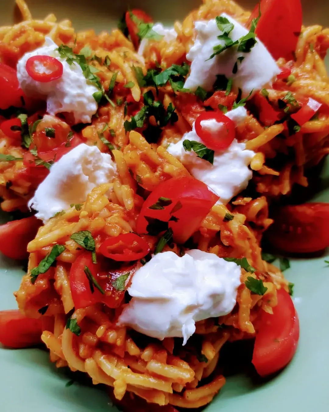 Makaron z burratą i pomidorkami koktajlowymi