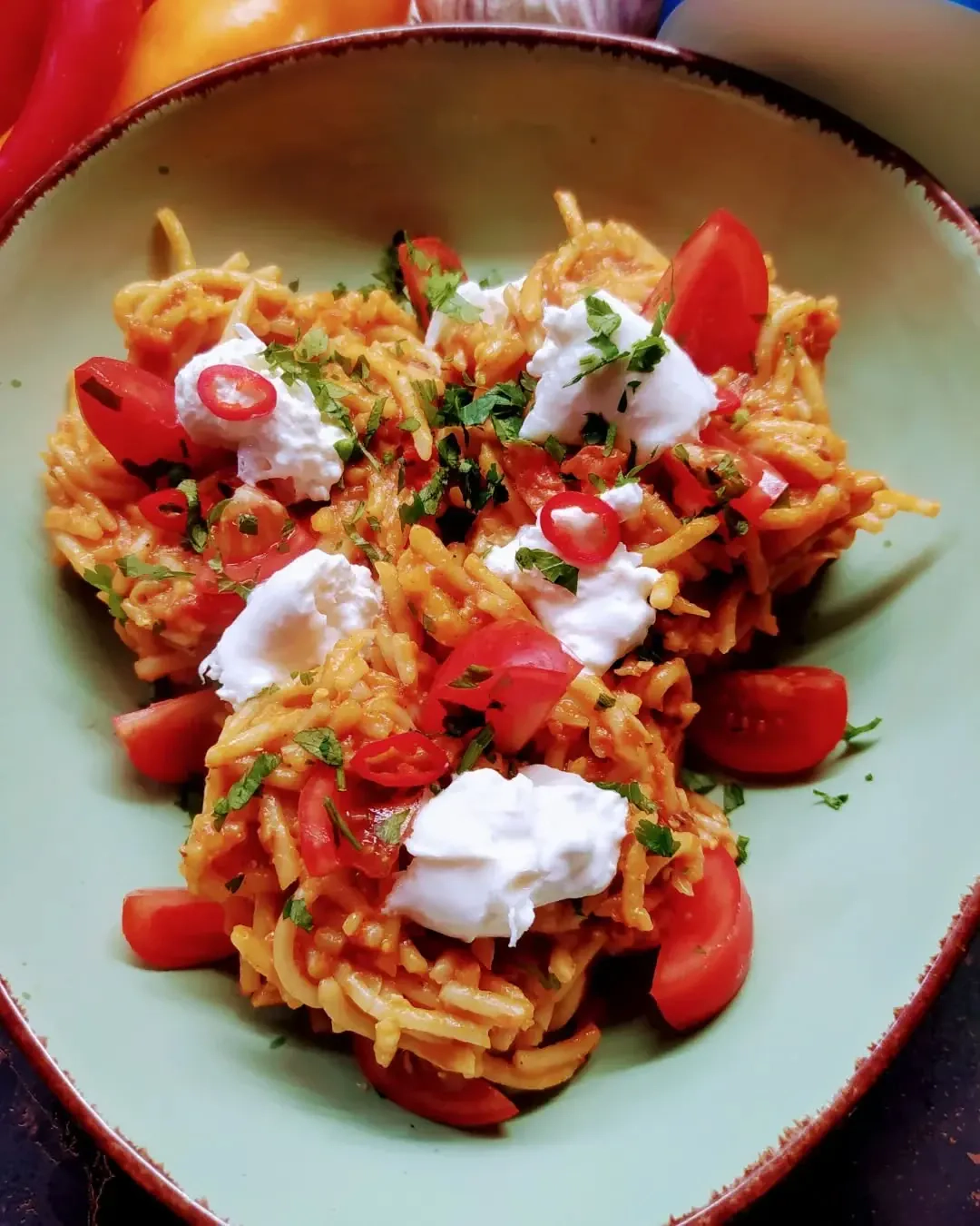 Makaron z burratą i pomidorkami koktajlowymi