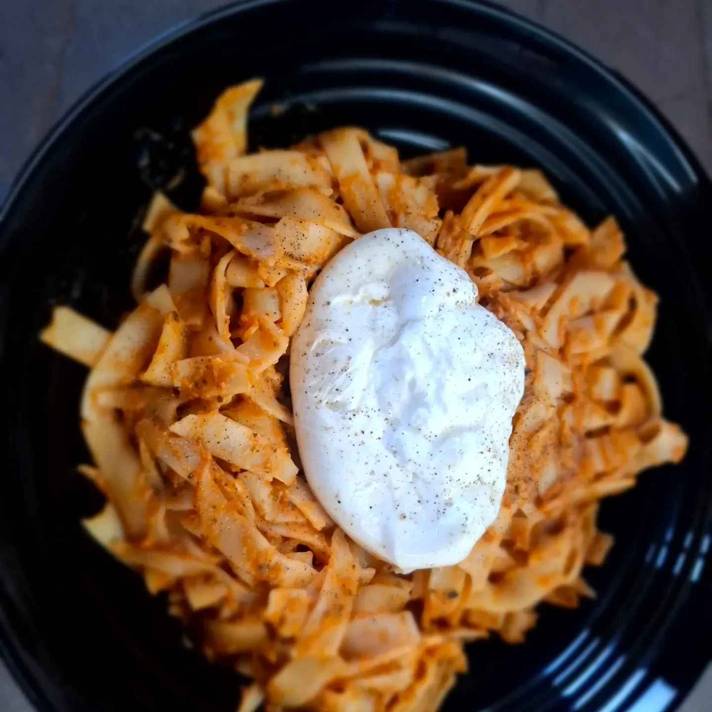 Makaron z burratą i cukinia