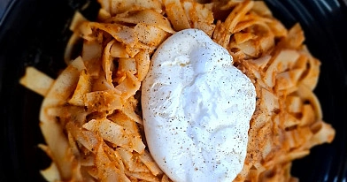 Makaron z burratą i cukinia