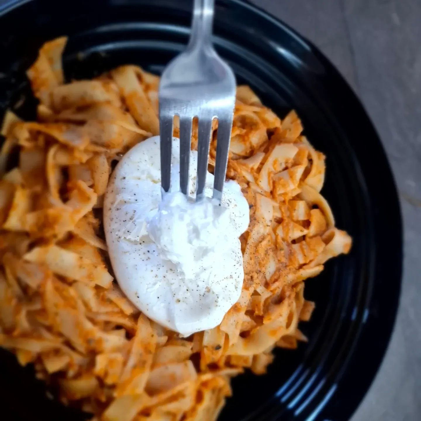 Makaron z burratą i cukinia