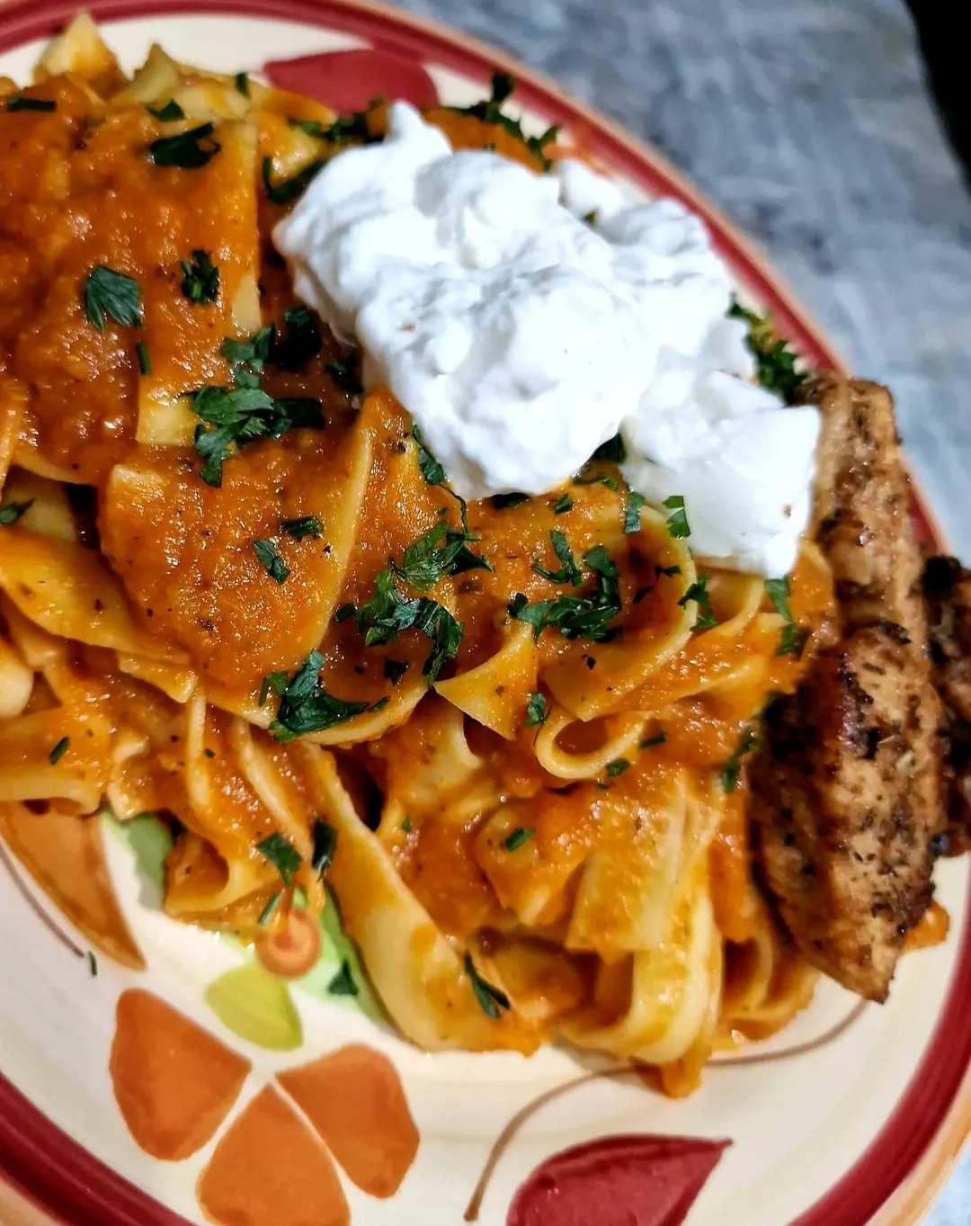 Makaron z pieczonymi warzywami i burratą