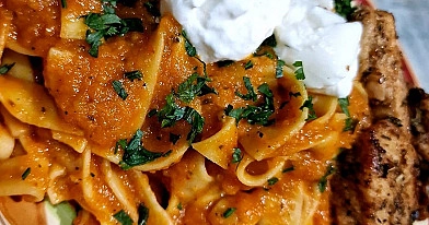 Makaron z pieczonymi warzywami i burratą