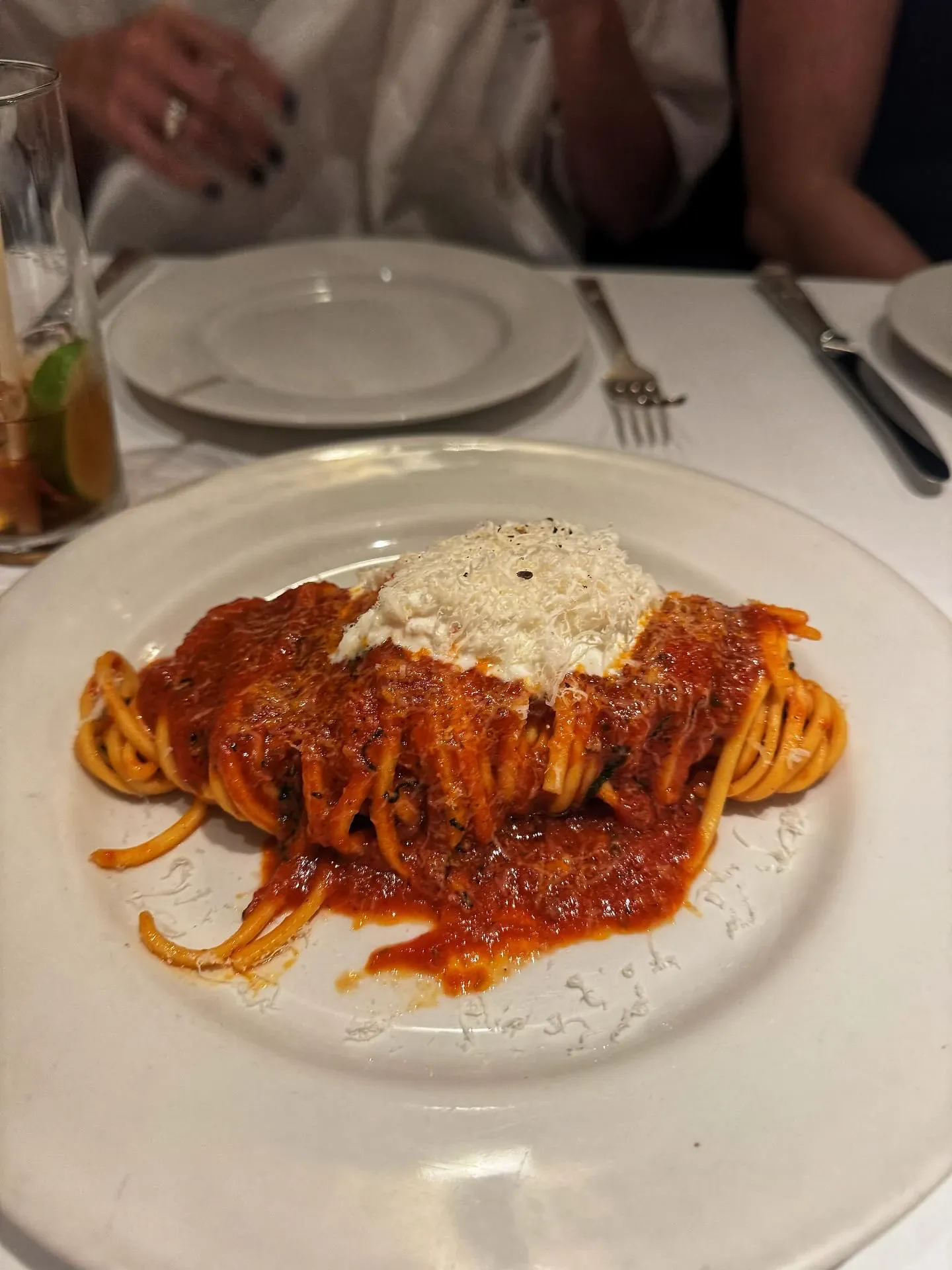 Makaron z burratą i suszonymi pomidorami