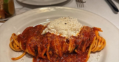 Makaron z burratą i suszonymi pomidorami