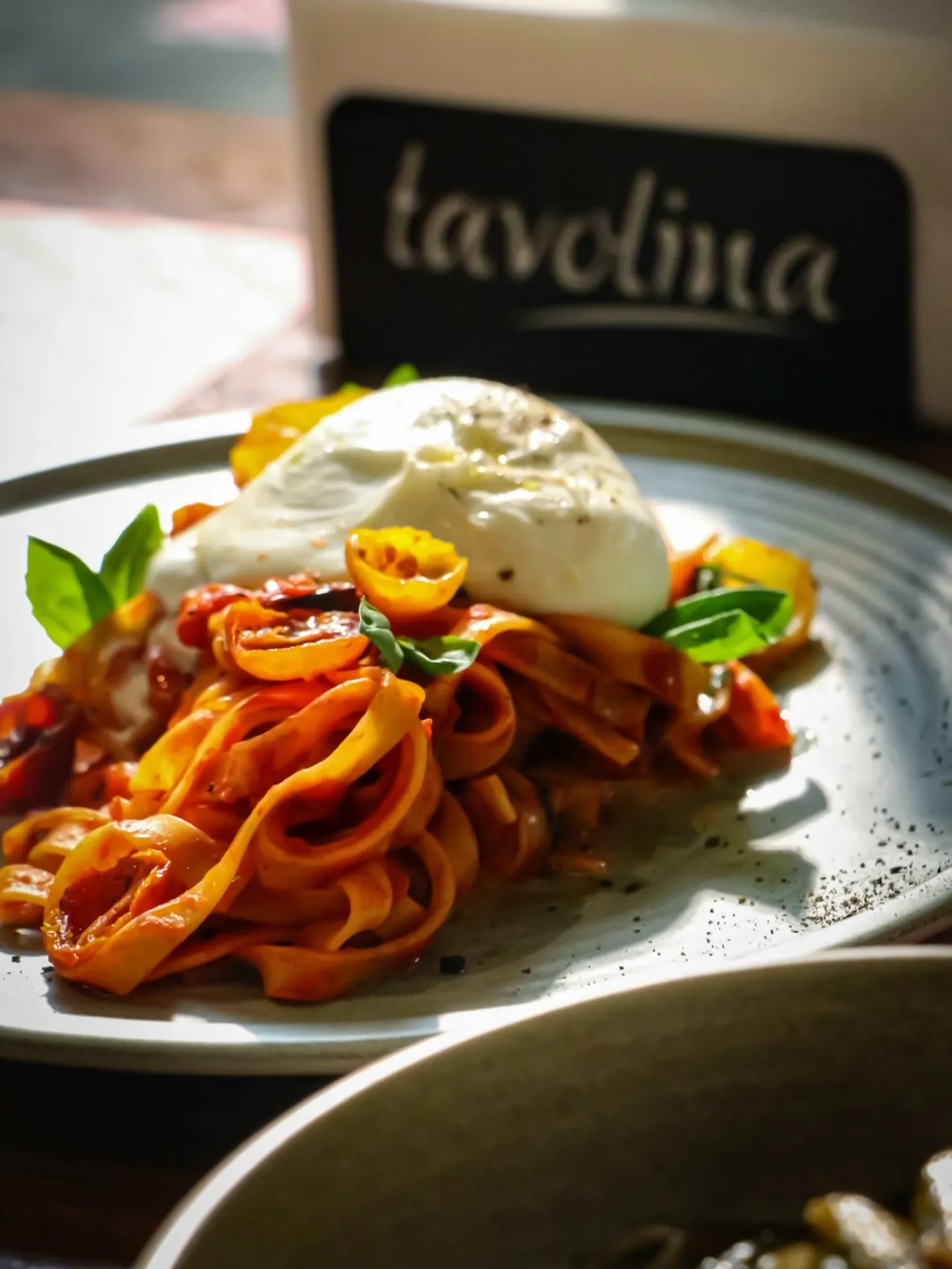 Makaron z burratą i szpinakiem