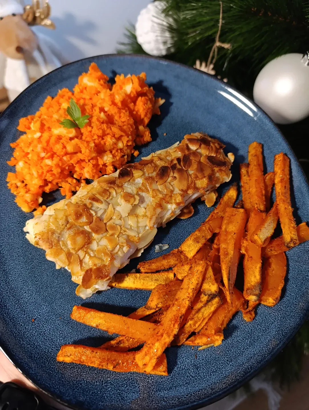 Dorsz w płatkach migdałowych, pieczone bataty i surówka z marchewki i jabłka