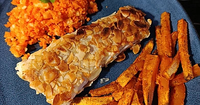 Dorsz w płatkach migdałowych, pieczone bataty i surówka z marchewki i jabłka