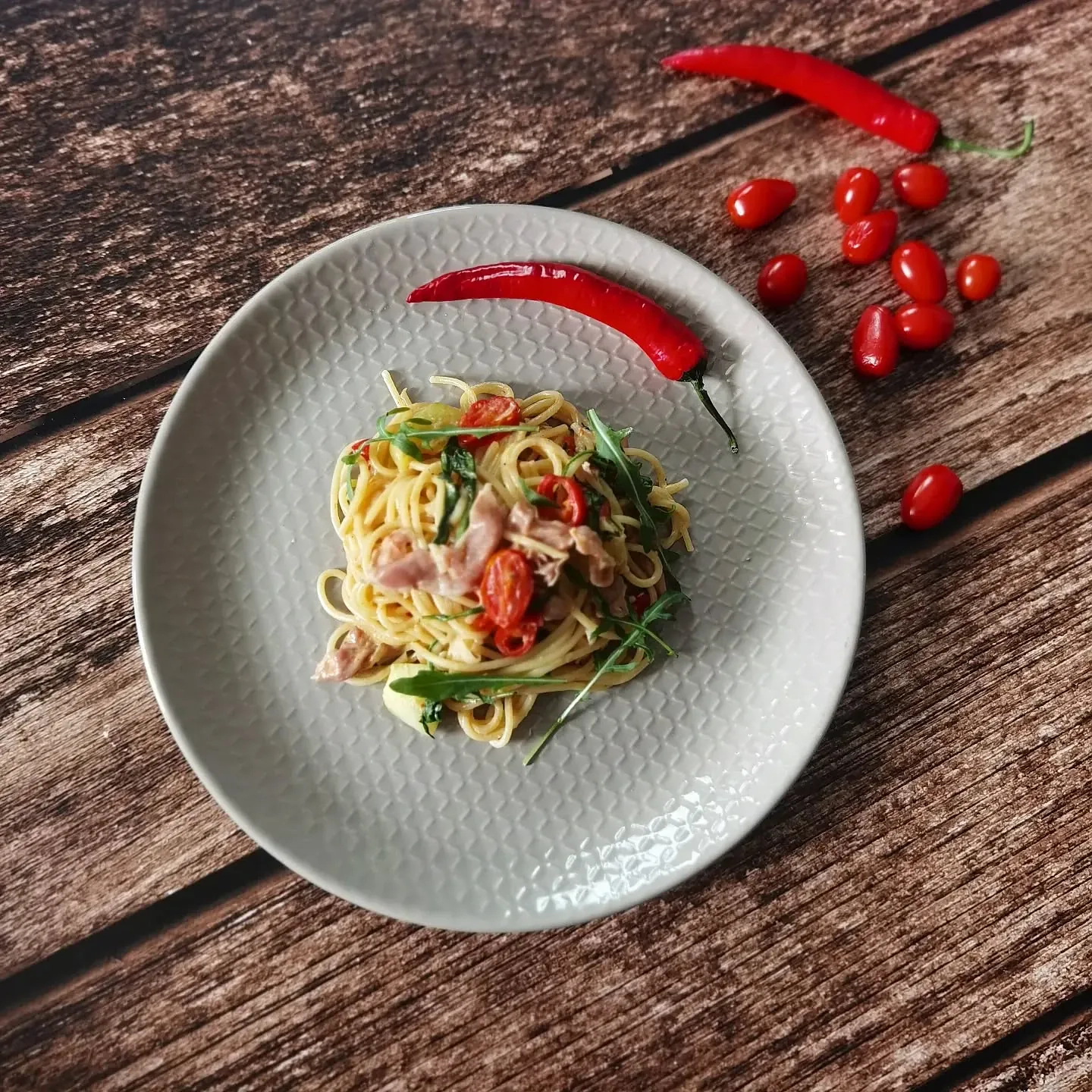 Makaron z szynką parmeńska, pomidorkami, cukinia oraz rukola 💛