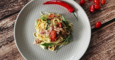 Makaron z szynką parmeńska, pomidorkami, cukinia oraz rukola 💛