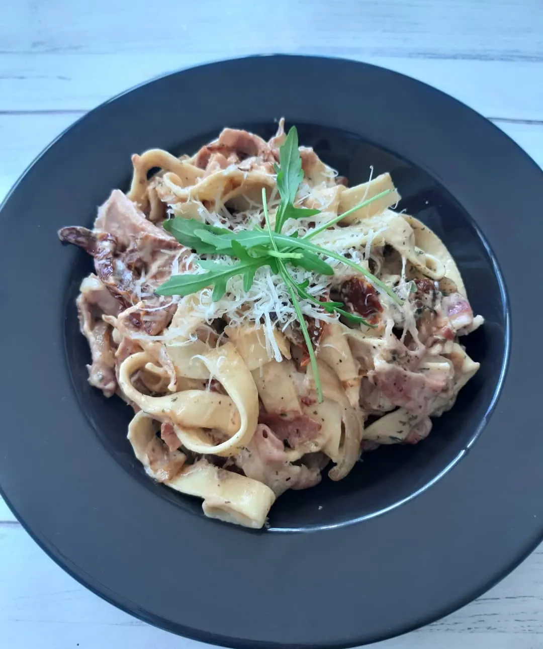 Makaron z szynką parmeńską i suszonymi pomidorami w sosie śmietanowym