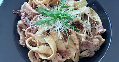 Makaron z szynką parmeńską i suszonymi pomidorami w sosie śmietanowym