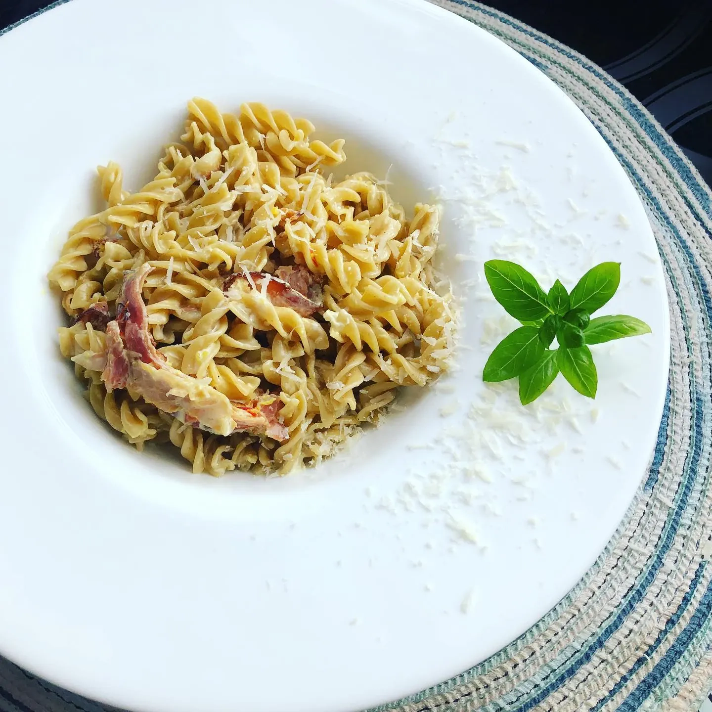 Makaron z pesto i szynką parmeńską