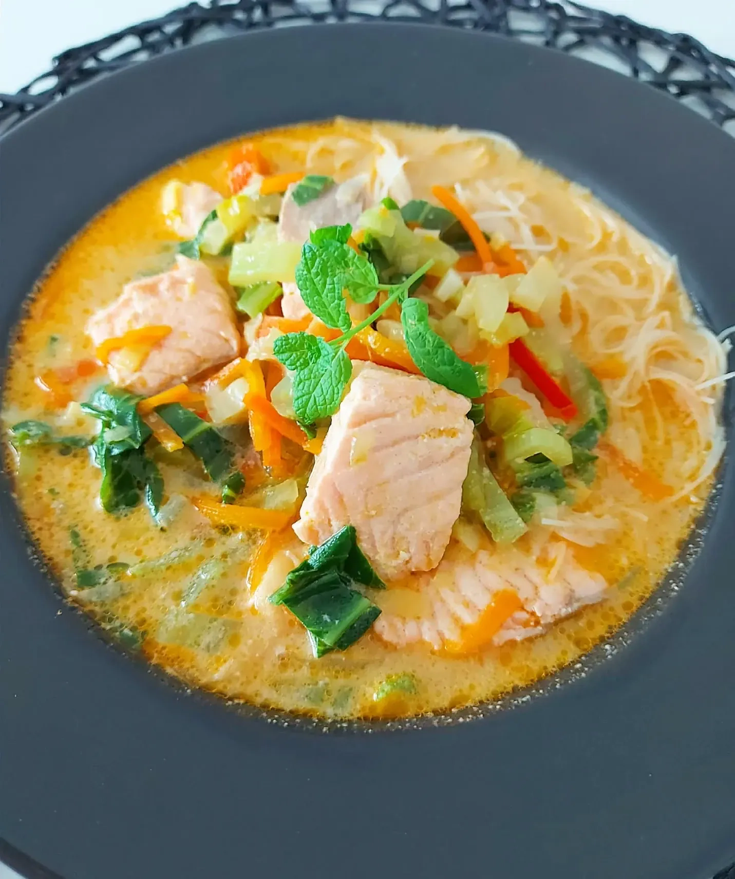 Pikantna zupa z łososiem, mlekiem kokosowym i czerwoną pastą curry