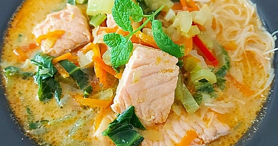 Pikantna zupa z łososiem, mlekiem kokosowym i czerwoną pastą curry