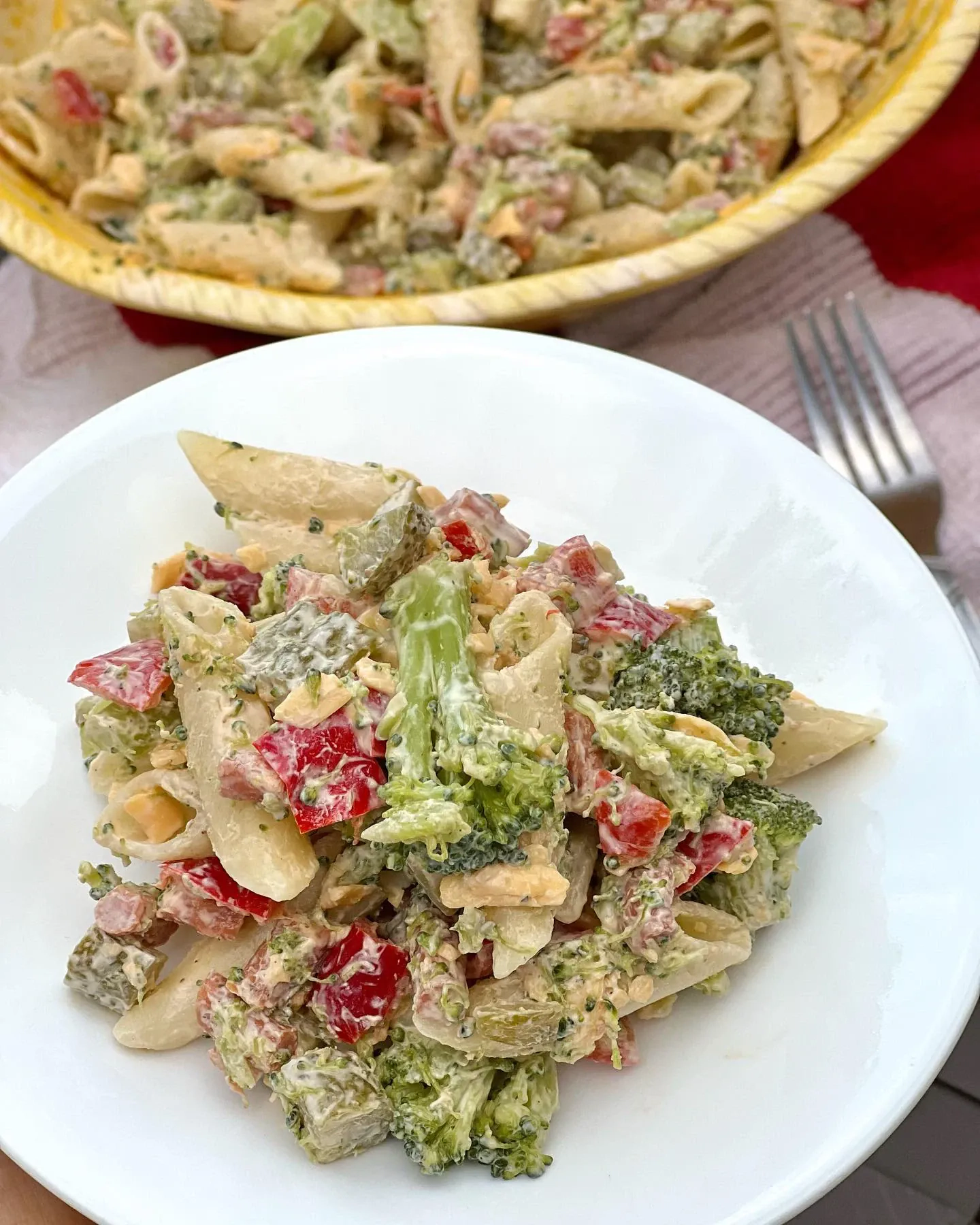 Sałatka makaronowa z brokułami i kabanosami