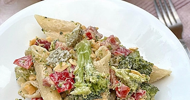 Sałatka makaronowa z brokułami i kabanosami