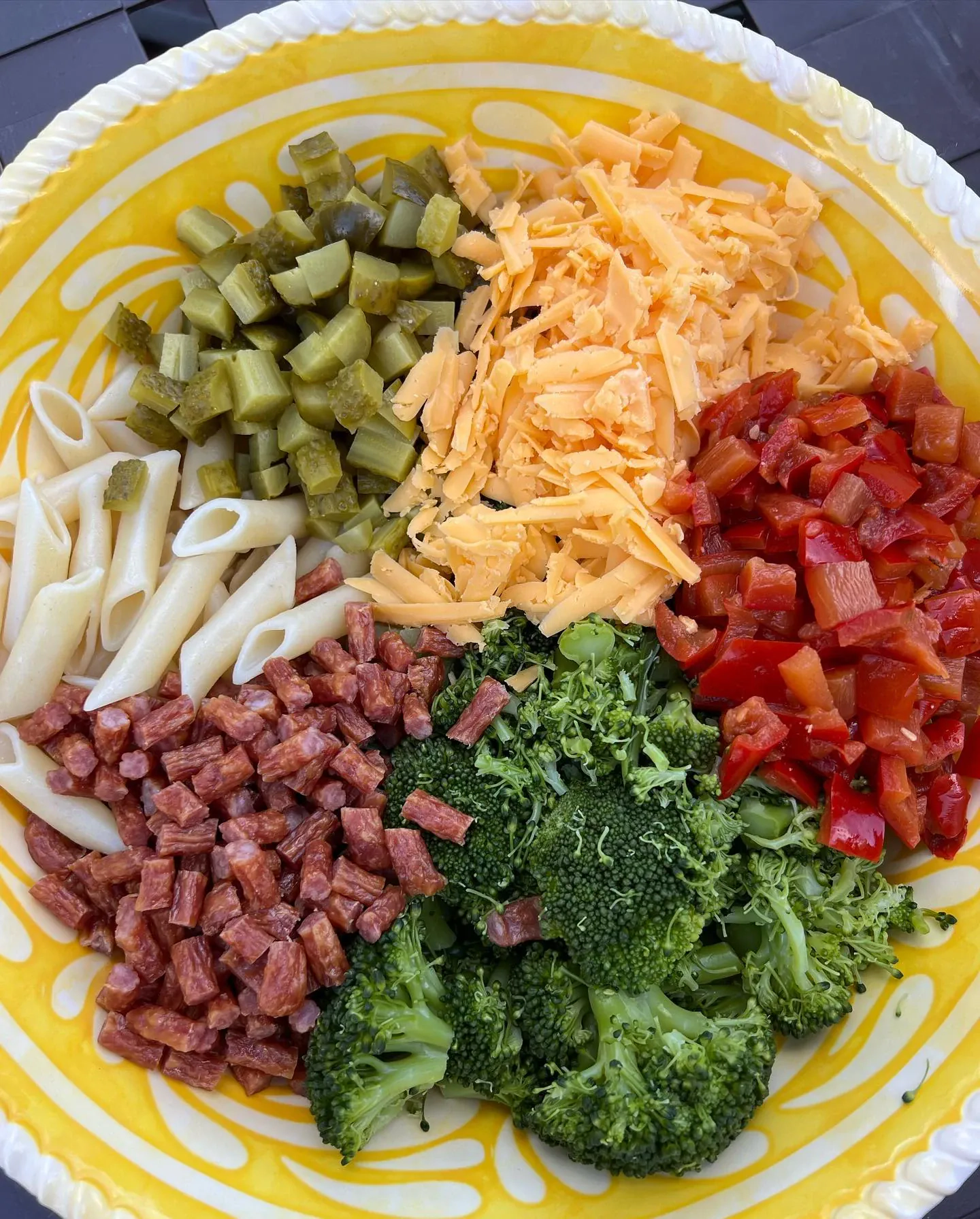 Sałatka makaronowa z brokułami i kabanosami