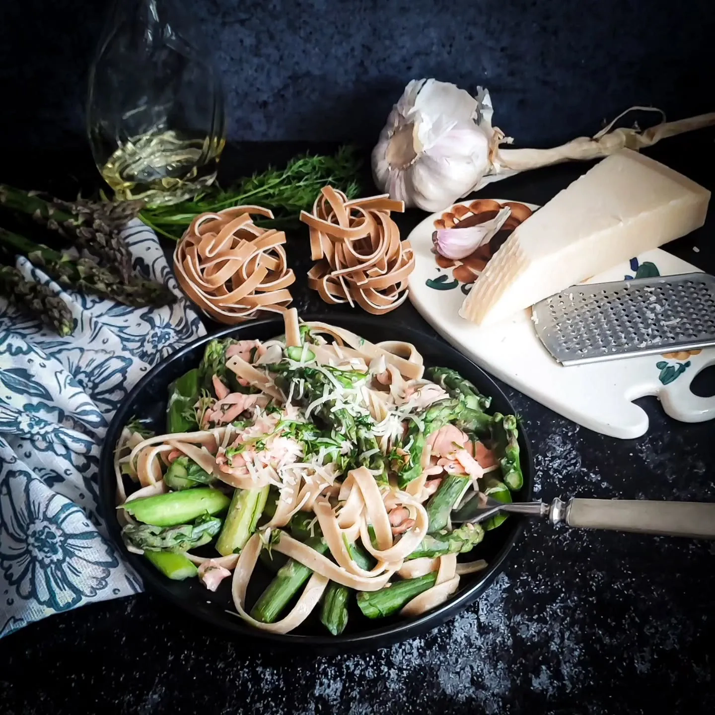 Makaron tagliatelle z szynką parmeńską i szparagami