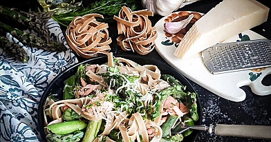 Makaron tagliatelle z szynką parmeńską i szparagami