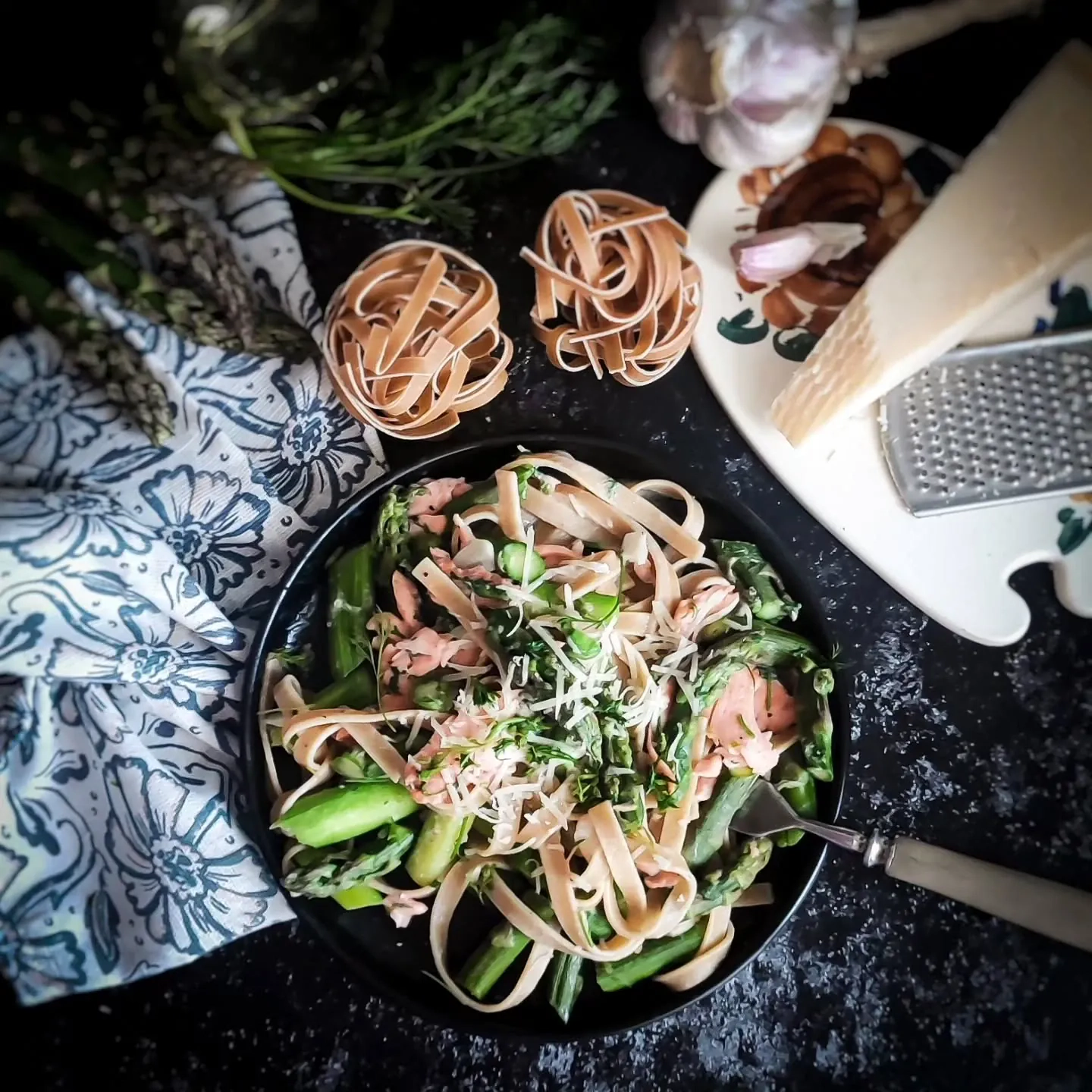 Makaron tagliatelle z szynką parmeńską i szparagami