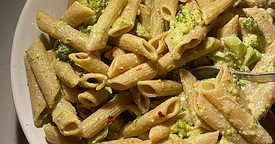 Makaron penne z brokułami w sosie z gorgonzoli