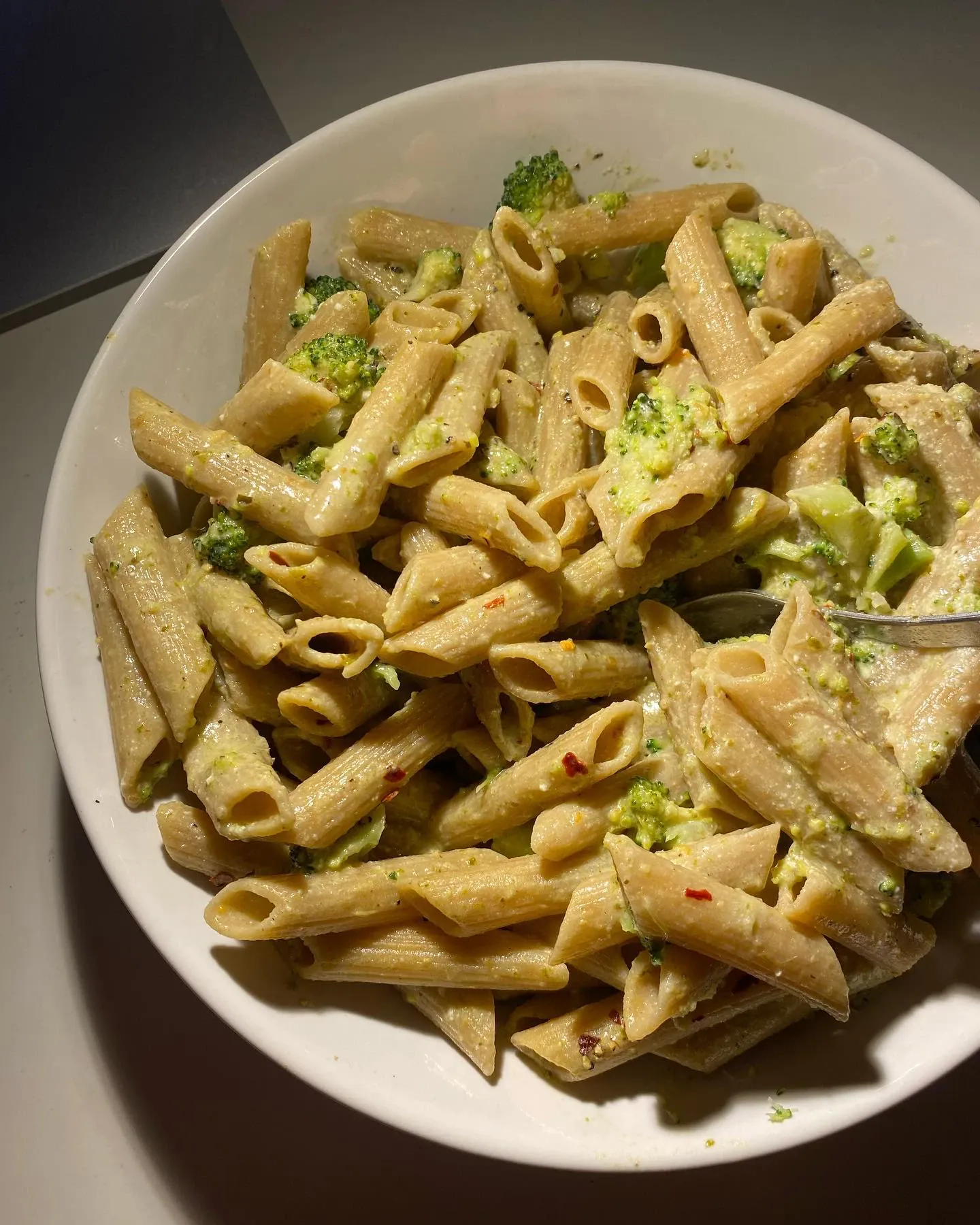 Makaron penne z brokułami w sosie z gorgonzoli