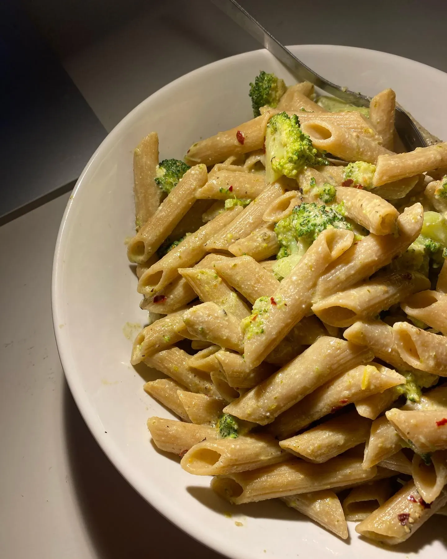 Makaron penne z brokułami w sosie z gorgonzoli