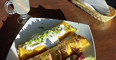 Naleśniki z jarmużem i białym serem